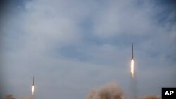 资料照片:伊朗革命卫队试射导弹(2021年1月16日)