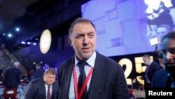 资料照片:俄罗斯亿万富翁杰里帕斯卡在俄罗斯参加圣彼得堡国际经济论坛。(2022年6月17日)