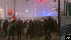 一群亲巴勒斯坦的抗议者违反了当局禁止在阿贾克斯足球场附近举行亲巴勒斯坦示威游行的禁令,向警察的防卫线走去。(2024年11月7日)