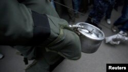 Nhồi đầy một nồi áp suất với chất nổ, mảnh kim loại nhỏ và một bộ phận kích nổ có thể chế thành một quả bom tự tạo. REUTERS/Navesh Chitrakar