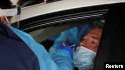 Nhân viên y tế làm xét nghiệm Covid-19 tại trường Cao đẳng Cộng đồng Bergen, ở Paramus, bang New Jersey, Mỹ, ngày 3 tháng 12, 2020.