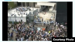 香港学生在政府总部外继续示威(网络截图)