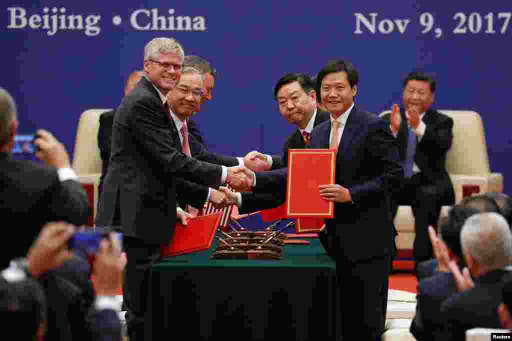 在北京人民大会堂举行的签约仪式上,美中企业家握手,美国总统川普和中国国家主席习近平参加(2017年11月9日)。