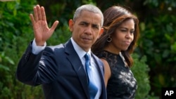 2016年7月12日,美国总统奥巴马和夫人米歇尔在离开白宫时招手致意。他们将乘空军一号专机前往达拉斯。