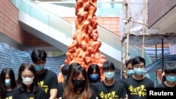 资料照:香港大学学生在校园内的国殇柱前为八九六四死难者默哀。(2020年6月4日)