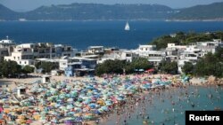 香港两周没有出现新的新冠肺炎确诊病例,港人前往海滩享受海水阳光。(2020年5月3日)