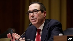 스페인 프리메라리가(라리가) FC바르셀로나-레알 마드리드 전이 열리는 바르셀로나 캄노우 경기장 밖에서 카타랼루냐 분리 독립을 주장하는 시위자들과 바르셀로나 지지자들이 불을 밝히고 있다.