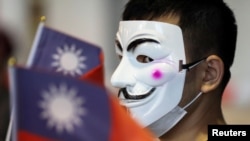 一名香港示威者手举台湾旗帜庆祝台湾双十节。(2019年10月10日)