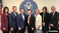 美国国际宗教自由委员会(USCIRF)的成员。左二为该委员会的副主席伯金斯,左五为主席曼钦。(照片来自该委员会。)