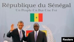 2013年6月27日在塞内加尔首都达喀尔,奥巴马总统(左)和塞内加尔总统麦基•萨勒(右)举行联合记者会。