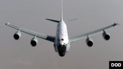 美军一架RC-135侦察机受到中国战机近距离拦截 (美国国防部照片)