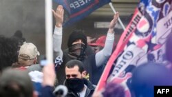 资料照片:支持特朗普的抗议者正试图冲入美国国会大厦。(2021年1月6日)