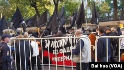 去年秋季莫斯科市中心的反战示威中,俄罗斯反法西斯人士手举标语:支持俄罗斯和乌克兰,不要法西斯和帝国主义。 (美国之音白桦拍摄)