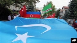 在土耳其居住的维吾尔人在安卡拉展示代表东突厥斯坦的旗帜(2012年7月5日 资料照片)