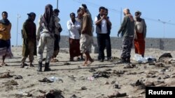 Người dân tập trung tại hiện trường vụ đánh bom ở Aden, ngày 18/12/2016.