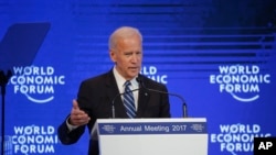 美国副总统拜登在瑞士达沃斯举行的世界经济论坛会议第二天发表讲话(2017年1月18日)
