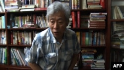 中国山东大学退休教授孙文广在济南家中接受访谈。(2013年8月28日)