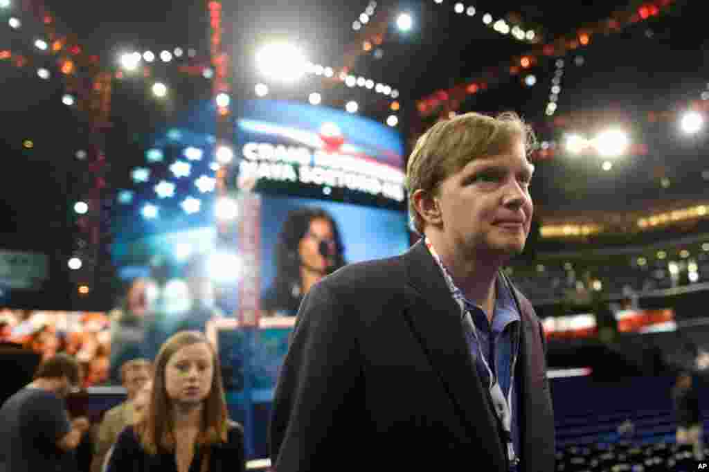 Jim Messina, giám đốc chiến dịch tranh cử của Tổng thống Obama, đi lại trong khán phòng tại Đại hội. 3 tháng 9, 2012.