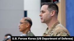 联合国军司令部、美韩联合司令部、驻韩美军司令部公关事务主任、美国陆军上校瑞安·唐纳德(右)与韩国联合参谋本部公报室室长李诚俊(左)在首尔举行联合记者会,宣布美韩将于2025年8月18日开始年度“乙支自由护盾”联合演习。(2025年8月7日)