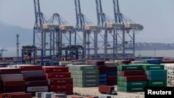 Các container hàng hóa tại một bến cảng ở Ninh Ba, tỉnh Chiết Giang, ngày 9/7/2013.