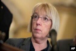 资料照片:来自华盛顿州的民主党籍联邦参议员默里在国会山与媒体谈新冠病毒疫情。(2020年3月3日)