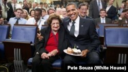 TT Barack Obama chụp hình với bà Helen Thomas nhân sinh nhật thứ 89 của bà vào ngày 4/8/2009 tại Tòa Bạch Ốc.