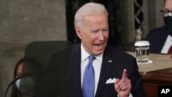 拜登总统28日在国会联席会议上发表演说 (美联社 2021年4月28日)