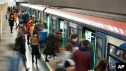 莫斯科的一个地铁站。地铁人员得到指示要截查中国乘客,要求他们填写调查表回答来俄罗斯的目的、地址和健康状况等问题。