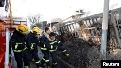 消防人员2018年11月28日在张家口市危化品大爆炸后的现场（路透社）