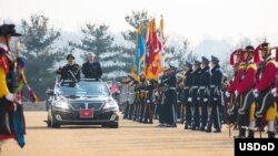 美国国防部长马蒂斯和韩国防长韩明科在韩国国防部检阅仪仗队(2017年2月3日,美国国防部图片)