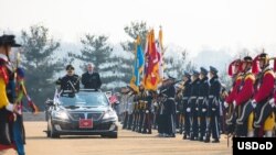 美国国防部长马蒂斯和韩国防长韩明科在韩国国防部检阅仪仗队(2017年2月3日,美国国防部图片)