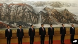 中共政治局七常委集体亮相。左起：张高丽，刘云山，张德江，习近平，李克强，俞正声，王岐山