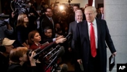 川普总统和卫生与公共服务部部长普雷斯造访国会山(2017年3月21日)