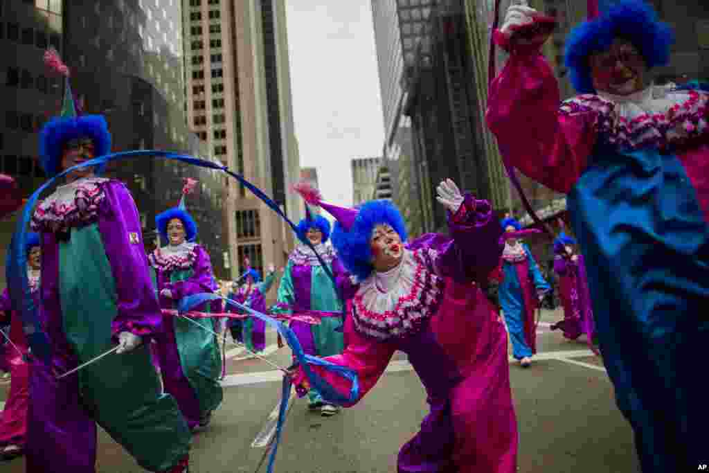 小丑在纽约梅西百货公司第91届感恩节大游行中表演(2017年11月23日)。