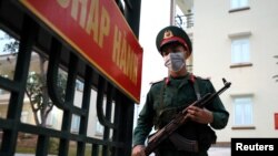 Một người lính canh gác tại khu cách ly tập trung ở tỉnh Lạng Sơn giáp biên giới Trung Quốc. Quân đội Việt Nam được kích hoạt để giúp chống đại dịch COVID trên toàn đất nước.