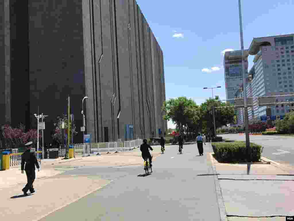 “一带一路”论坛会场毗邻盘古大观。(美国之音叶兵 艾伦拍摄)