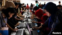 Para remaja Indonesia mengisi formulir lamaran kerja pada acara bursa kerja di Jakarta (ilustrasi). Studi menunjukkan dunia teknologi dan digital masih didominasi oleh laki-laki.