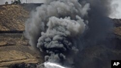 Những phần tử hiếu chiến đã lái một chiếc xe chứa đầy chất nổ tới cổng của căn cứ gần thị trấn Shakra rồi kích nổ.