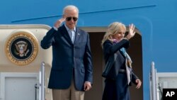 美国总统拜登和第一夫人登上“空军一号”总统专机前往罗马(2021年10月28日)