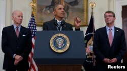 美国总统奥巴马在副总统拜登和国防部长卡特伴随下在白宫讨论关闭古巴关塔纳摩湾监狱的计划(2016年2月23日)