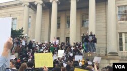 华盛顿近郊马里兰州洛克韦尔市一所高中的学生走出校园,在一座法院大楼的台阶集会,抗议川普当选美国总统。(2016年11月16日)