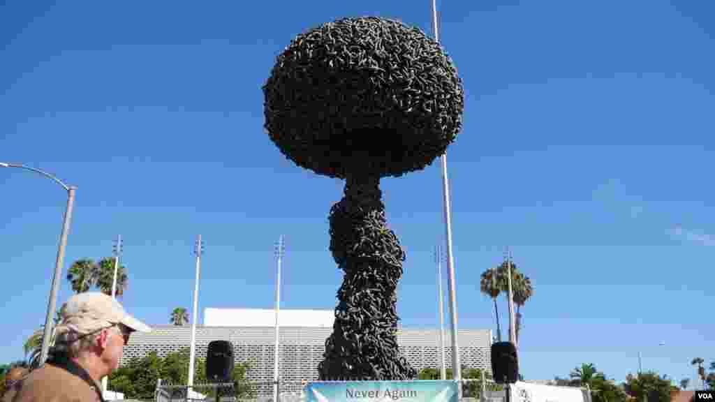 八米高的雕塑颇有压迫感(美国之音国符拍摄)