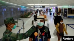 抵达泰国的游客正在接受体温检测。(2020年3月9日)