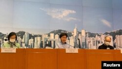 香港特首林郑月娥在新闻发布会上讲话时没有戴口罩。(2022年1月22日 路透社)