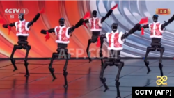 2025年中国央视春节文艺晚会上出演的机器人舞者。(照片来自视频截图)