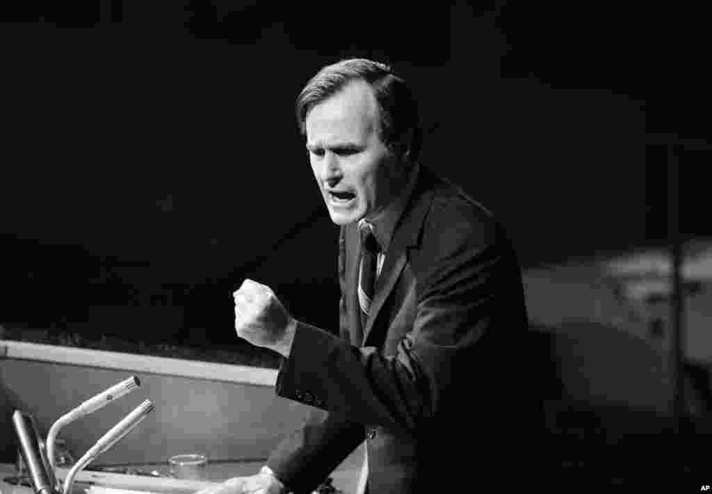 1971年10月18日,美国驻联合国大使乔治·布什在辩论中国问题时发表讲话。 他否认美国要的是“两个中国”或者“一中一台”计划。