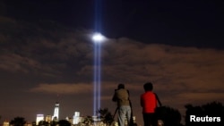 2013年9月10日从新泽西州自由州立公园观看致敬之光照耀在纽约世贸中心的夜景。