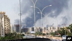 Khói bốc lên từ hướng phi trường quốc tế ở Tripoli.