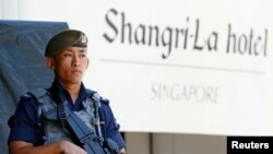 新加坡警察5月31日在香格里拉安全对话会议酒店外面执勤。