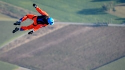 ဆိုလာလေယာဉ်နဲ့ ပထမဆုံး လေထီးခုန်သူ ဆိုလာလေယာဉ်နဲ့ ပထမဆုံး လေထီးခုန်သူ